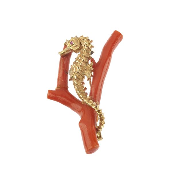 



CORAL SEAHORSE SHAPED BROOCH IN 18KT YELLOW GOLD 