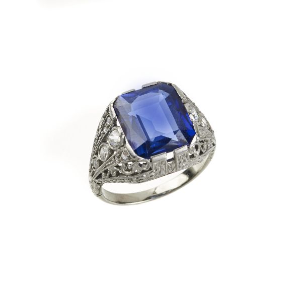 



ANELLO CON ZAFFIRO SINTETICO E DIAMANTI