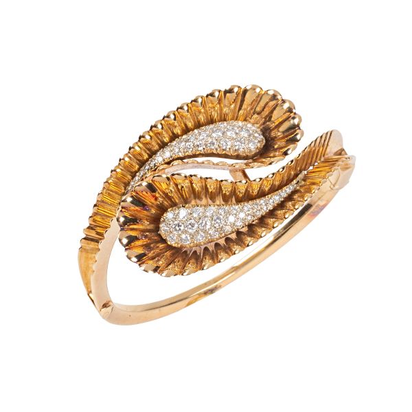 



DIAMOND CONTRARIE BANGLE BRACELET IN 18KT YELLOW GOLD