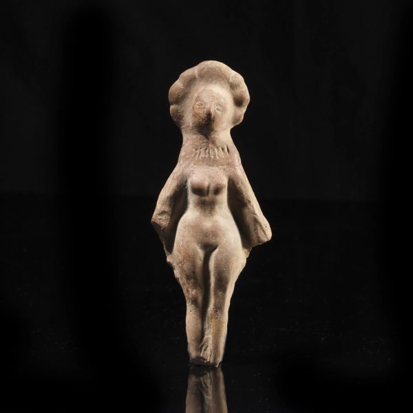 



STATUETTA FEMMINILE 