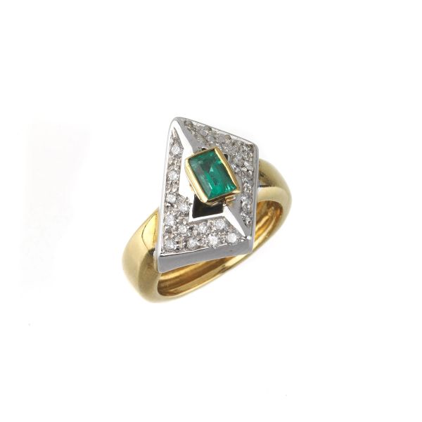 GEOMETRIC-SHAPED EMERALD AND DIAMOND RING IN 18KT TWO TONE GOLD