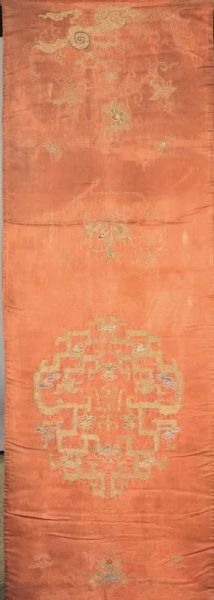Tessuto, Cina sec. XIX, in seta ricamata, decorato con figure di draghi affrontati e pipistrelli, cm 141x49.5, difetti lievi
