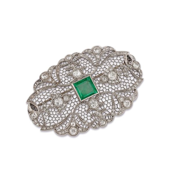 



EMERALD AND DIAMOND OPENWORK BROOCH IN PLATINUM
