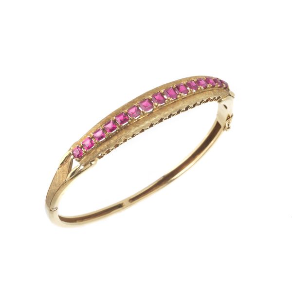 SYNTHETIC STONE BANGLE IN 18KT YELLOW GOLD