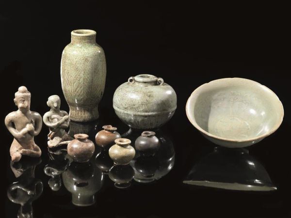  Lotto di otto oggetti Cina,  in porcellana invetrata celadon, composto da quattro piccoli contenitori, alt. cm 4, due piccole sculturine votive, alt. cm 11, e due piccoli vasetti a forma di piccole giare, alt. cm 17,5 (8)    