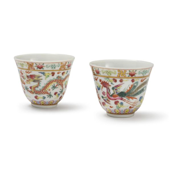 



A PAIR OF FAMILLE ROSE 'DRAGON AND PHOENIX' CUPS, CHINA, REPUBLIC PERIOD