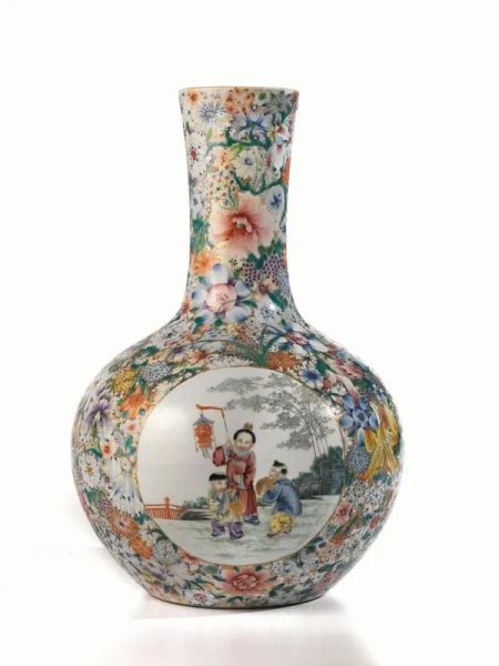  Vaso, Cina periodo repubblicano , in porcellana mille fiori, tre riserve a fondo bianco con figure di bimbi, reca marchio Qianlong, alt. cm 41,5