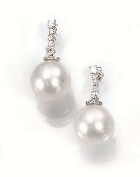  Paio di orecchini pendenti in oro bianco, diamanti e perle                  