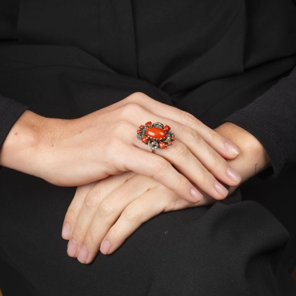 ANELLO CON CORALLO E DIAMANTI