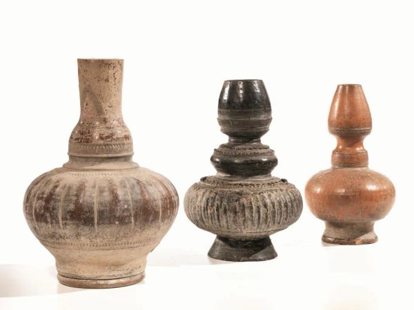 Tre vasi Thailandia sec. XV-XVI, in ceramica policroma, alt. cm 33, cm 29, cm 27,5