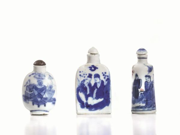 Tre snuff bottles, Cina sec. XX, in porcellana bianca e blu, con decori e forme diverse, alt. cm 8,2; cm 7,9; cm 6.6 (3)