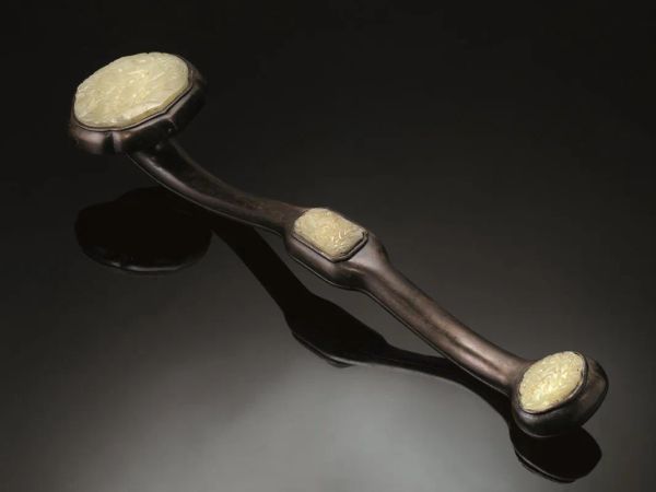 Scettro Ruyi Cina sec. XX, in legno duro decorato con tre placche sagomate in giada, lung cm lung. cm 51,3