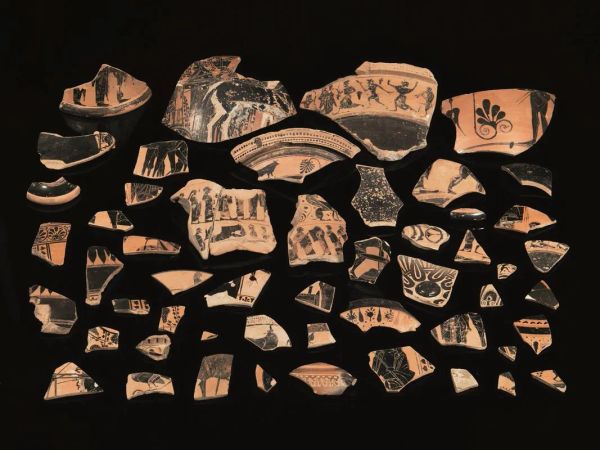  Cinquanta frammenti di ceramica attica a figure nere                        