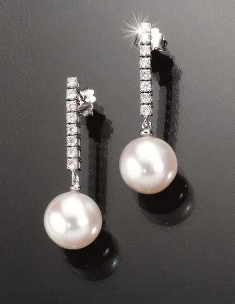  Paio di orecchini pendenti in oro bianco, perle australiane e diamanti      