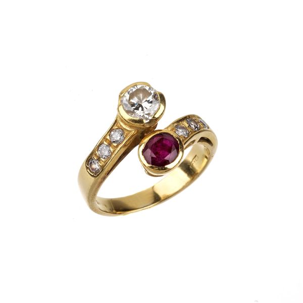 RUBY AND DIAMOND CONTRARIE RING IN 18KT YELLOW GOLD