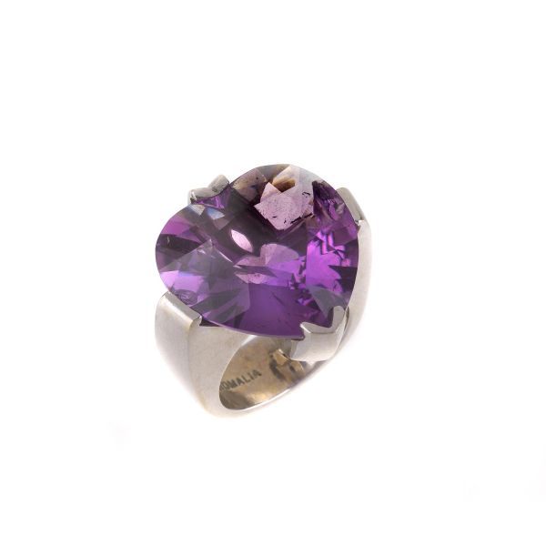 HEART-SHAPED AMETHYST RING IN 18KT WHITE GOLD