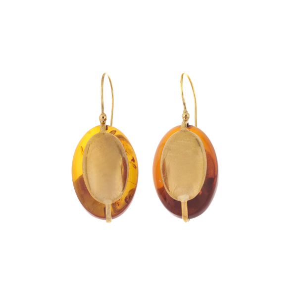 



PAIR OF EARRINGS WITH AMBER