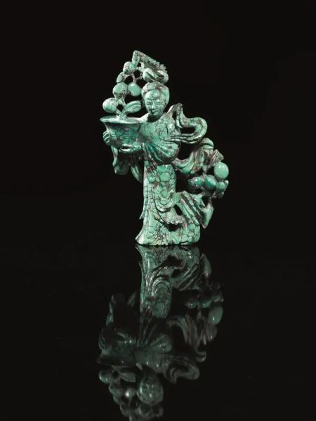  Intaglio, Cina sec. XX,  in radice di turchese, raffigurante Guanyin, reggente un vaso con pianta fiorita, alt. cm 15