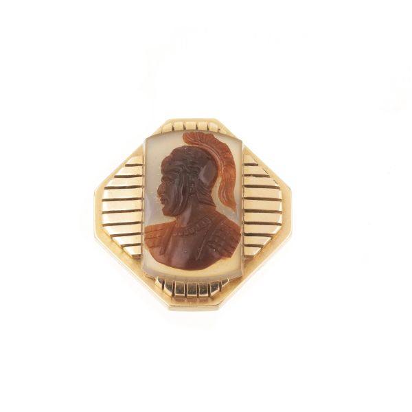 SMALL CAMEO BROOCH IN GOLD