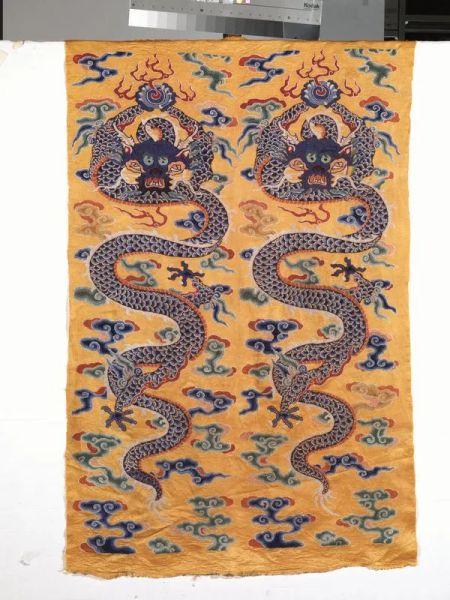 Tessuto Cina sec. XX, in seta a fondo giallo ricamato con due draghi, cm 99x64