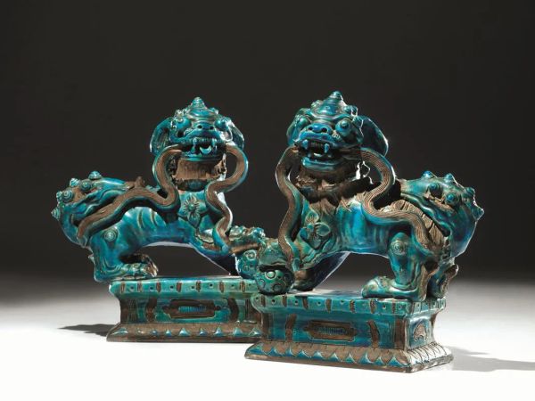  Due cani di pho, Cina sec. XX, in porcellana turchese, alt. cm 21           