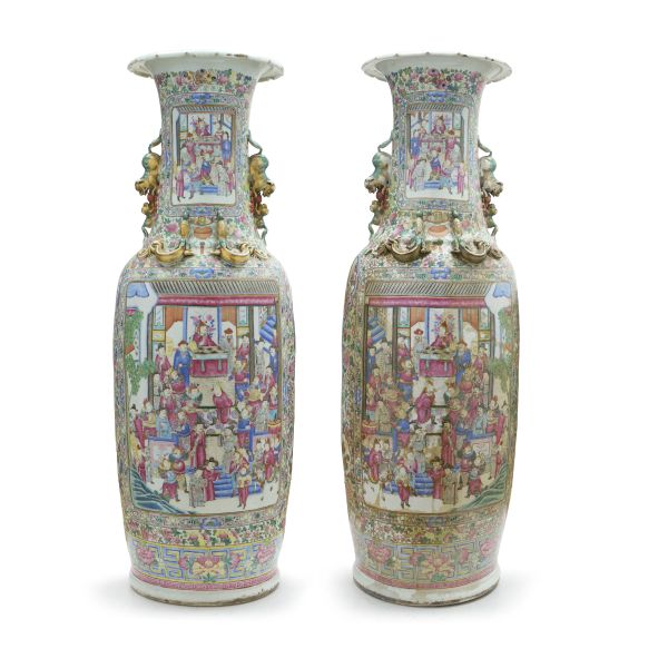 



A PAIR OF LARGE FAMILLE ROSE PORCELAIN VASES, CHINA, QING DYNASTY, 19TH CENTURY 