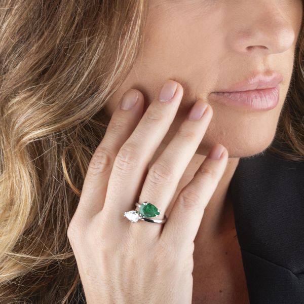 ANELLO CONTRARIE CON SMERALDO E DIAMANTI