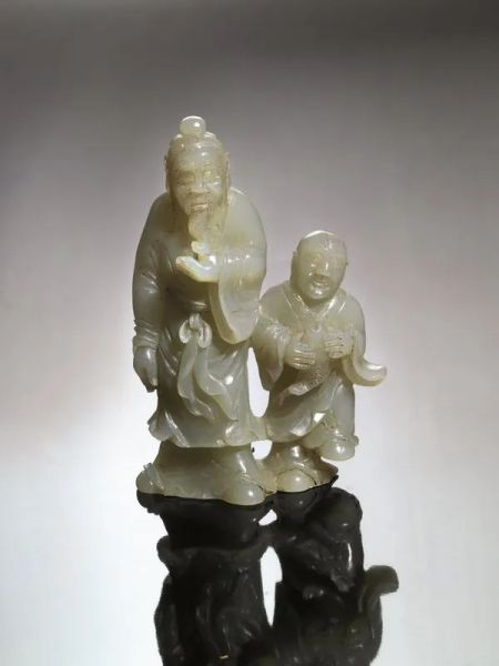  Gruppo, Cina sec. XIX,  in giada celadon, raffigurante due pescatori, alt. cm 10,1 