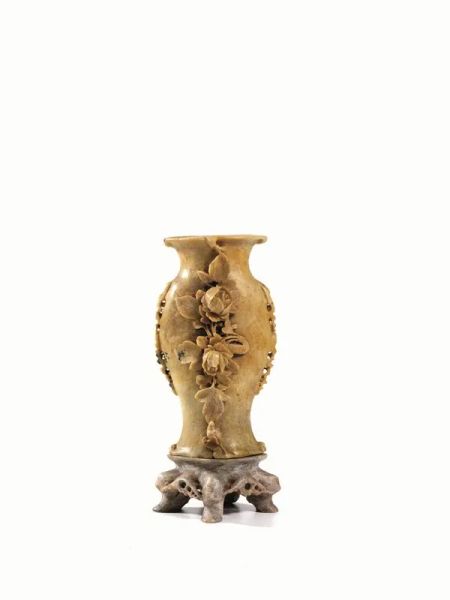  Piccolo vasetto, Cina, sec. XIX,  in pietra saponaria decorato con rami