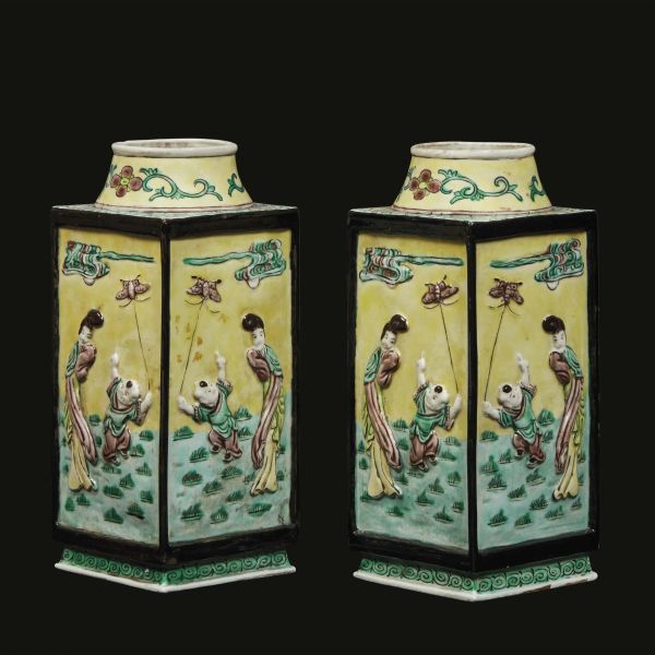 A PAIR OF VASES, CHINA, QING DYNASTY, 19TH CENTURY