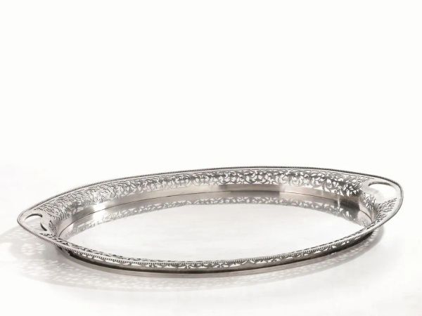 Vassoio, Londra, secolo XX,  in argento, di forma ovale con tesa traforata e bordo perlinato, lungh. cm 68, g 4250
