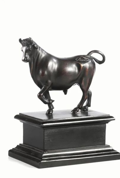  Piccola scultura, sec. XVII,   in bronzo modellata come un toro, da un originale del Susini,  cm 9,5x12, su base in legno ebanizzato                             