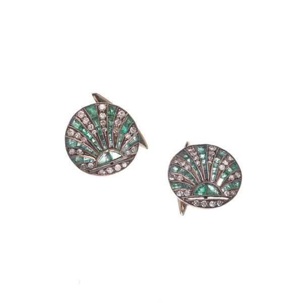 



EMERALD AND DIAMOND ROUND CUFFLINKS IN SILVER AND GOLD