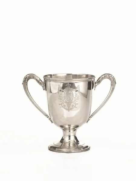  Coppa biansata, Londra, 1817,  in argento, corpo inciso con veliero e stemma nobiliare, due anse unite al corpo da elementi fogliacei, alt. cm 21, g 1010
