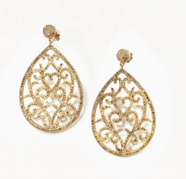 Paio di orecchini pendenti in argento dorato e diamanti