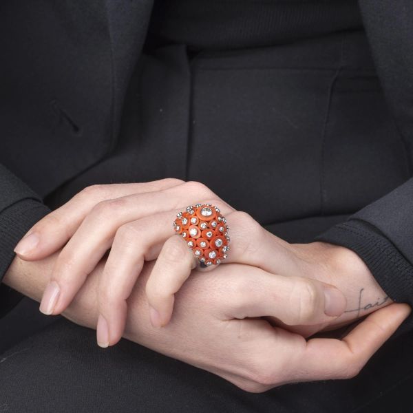 CARTIER ANELLO A CUPOLA CON CORALLO E DIAMANTI