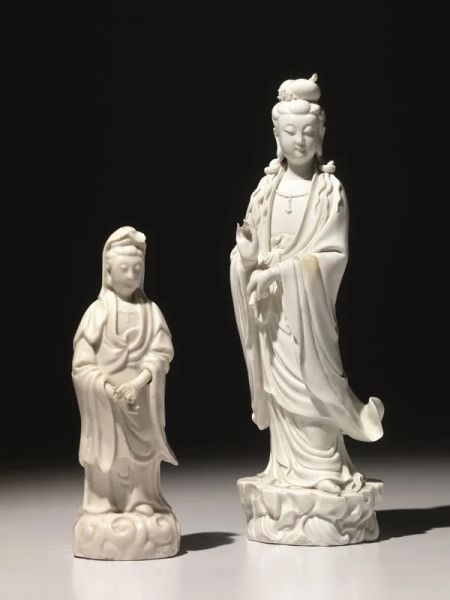  Scultura Cina sec. XIX,  in porcellana Dehua, raffigurante Guanyin stante con le mani consert, alt. cm 24