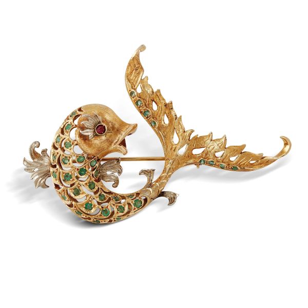 EMERALD AND RUBY FISH-SHAPED BROOCH IN 18KT TWO TONE GOLD