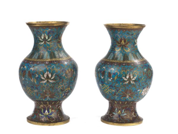 A PAIR OF VASES, CHINA, LATE MING DYNASTY, 17TH CENTURY