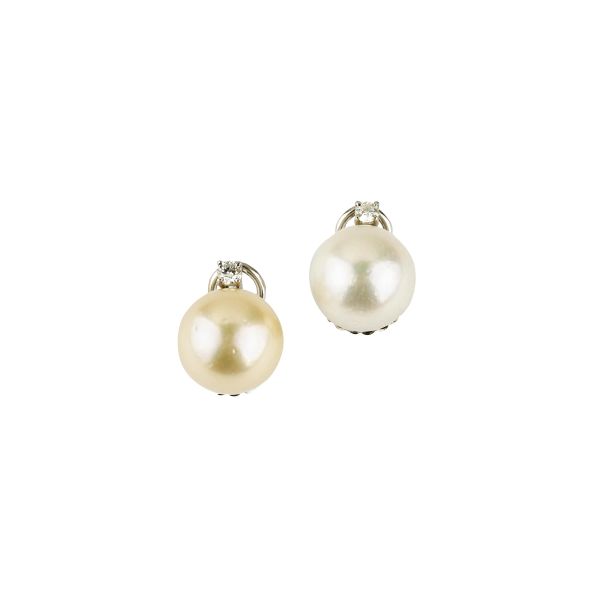 



PEARL AND DIAMOND EARRINGS IN 18KT WHITE GOLD