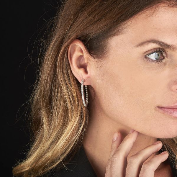 PAIO DI ORECCHINI A CERCHIO CON DIAMANTI