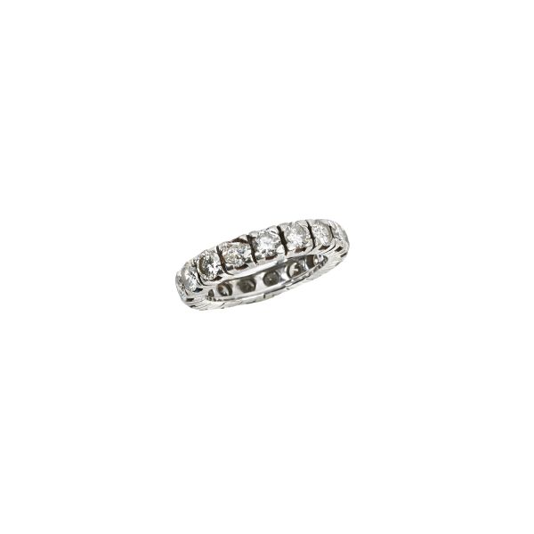 DIAMOND ETERNITY RING IN 18KT WHITE GOLD