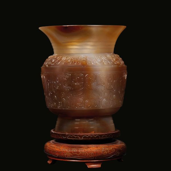 



AN AGATE VASE, CHINA, 20TH CENTURY