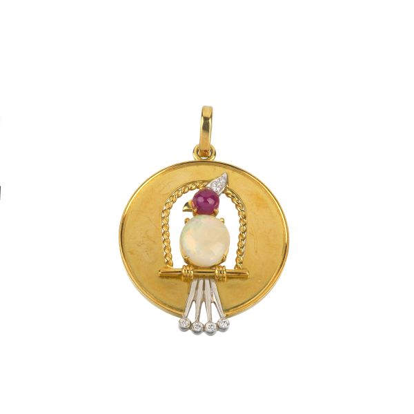



MULTI GEM PENDANT WITH A BIRD IN 18KT YELLOW GOLD