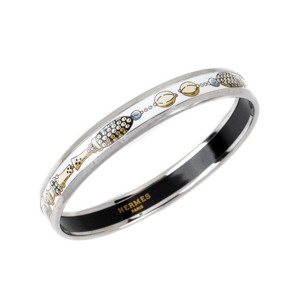 HERMES BRACCIALE SMALTATO In metallo color argento e disegni smaltati con il tema delle perline e gioielli,  [..]