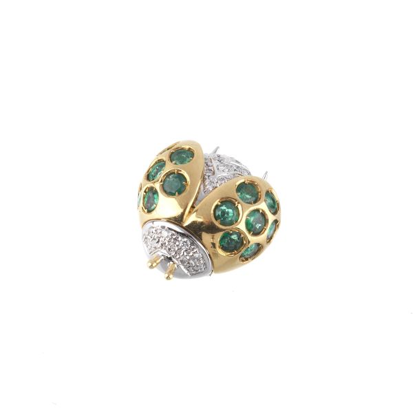 LADYBIRD-SHAPED EMERALD AND DIAMOND BROOCH IN 18KT TWO TONE GOLD