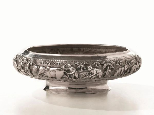 Coppa, India, sec. XX, di forma circolare, in argento riccamente sbalzata a scene rurali con animali e figure, diam. cm 19, g 565