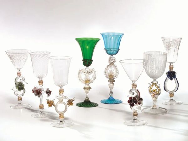  Otto calici,  in vetro di Murano trasparente e colorato su alto piede con nodo lavorato a fiori e volute di modelli e misure diverse (8)                                  