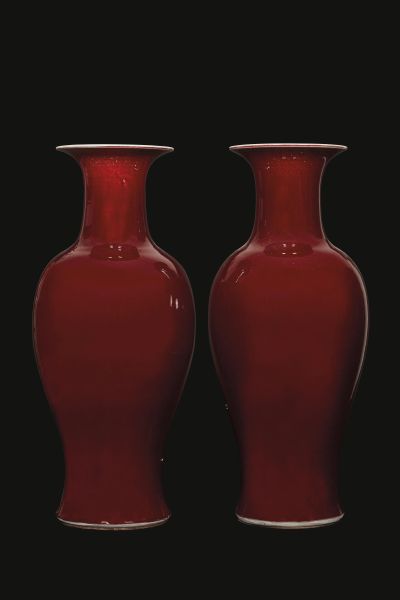 A PAIR OF VASES, CHINA, LATE QING DYNASTY, 20TH CENTURY