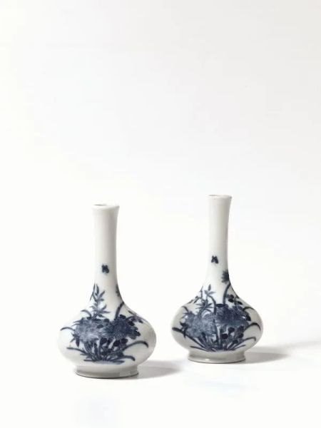  Coppia di vasi a bottiglia, Cina sec. XIX,  in porcellana bianca e blu, decorati a motivo di arbusto fiorito, recano marchio Kangxi, alt. cm 13,1(2)